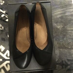 Size 9 Vionic flats
